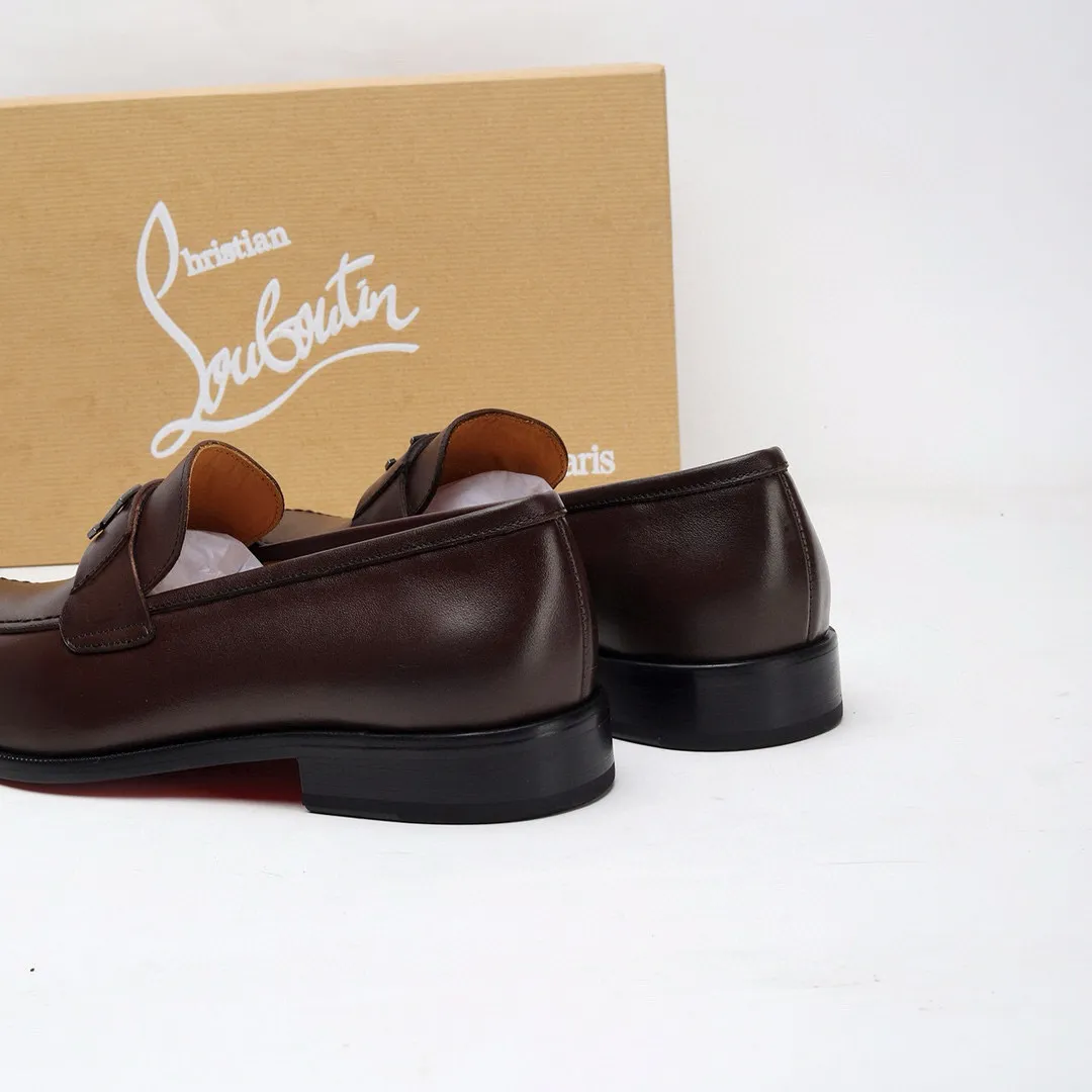Batch 1,080 yuan 💰••New real shots••CL～High-end men’s 👔casual•loafers with red soles! ••🆑Genuine and top-quality goods from original orders ••✅💯 Purchase goods from top-quality original orders! Original imported patterned cowhide ➕Imported cowhide lining ➕Cowhide feet ➕Original leather outsole~🉑️Feel free to compare the authentic ones! Size: 38-44 (45.46.47 can be customized)
